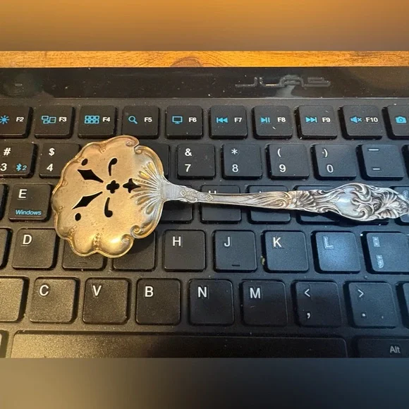 Sterling Silver antique vintage decorative slotted spoon - Picture 2 of 7